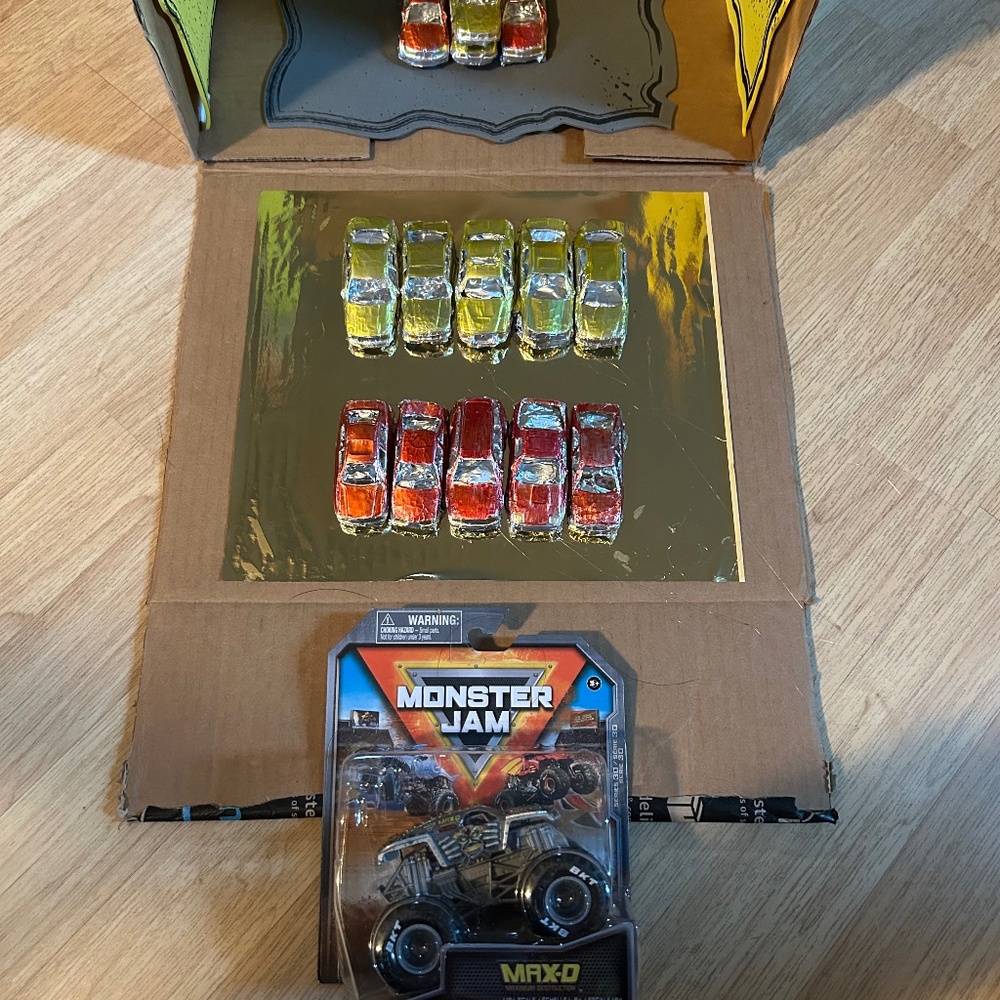 Hot Wheels Monster Jam Max-D With Crushable Cars